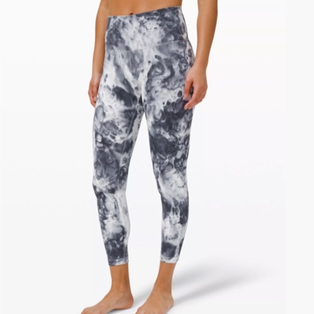 WUNDER UNDER HIGH-RISE TIGHT 25" *LUXTREME
Marble Dye Classic Navy
Size: 4 - Picture 2 of 5